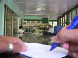 J'écris mon carnet de bord pendant que Tony matte la TV 014.jpg