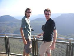 Vapeurs bleutées derrière deux touristes